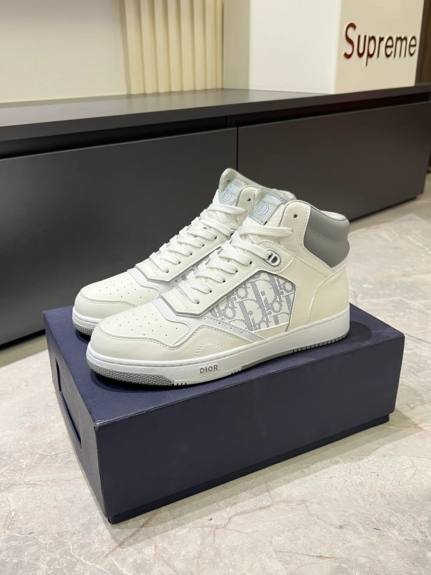 Men's shoes 💰p460 "Dio*" mid-top B27 casual sneakers. This B27 high-top sneaker is a new product in the series and continues Di*r's classic style. Crafted from gray and white smooth calf leather with beige and black Oblique print panels on the sides. The "CD Icon" shaped shoelace eyelets are clever and delicate, and the two-color rubber sole, rear collar and heel are all equipped with the brand's iconic details to enhance the style. Oblique printed straps at the ankle allow for an adjustable fit to complement the overall design. Fashionable and versatile, it can complement any look. Create an exquisite design with unique dynamic vitality and modern atmosphere, presented in low-top and high-top styles. This new must-have shoe adds a new dimension to Dior's archive heritage, embodying modern elegance. Purchase the original version and make it 1:1. If you need top quality, please come to me! Male 38-44!